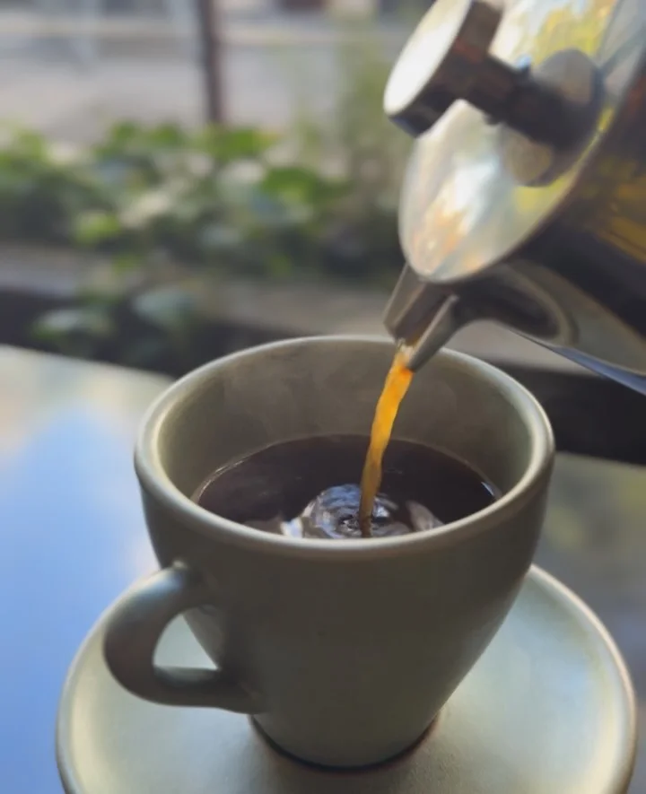 Café de Pig’s Pearls servido desde una prensa francesa en una taza de cerámica