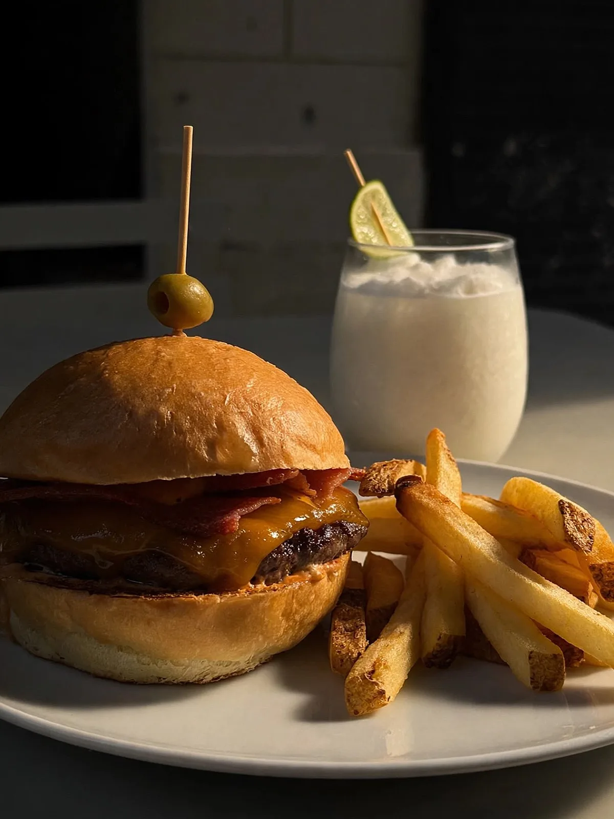 Cheeseburger de Pig’s Pearls con papas y limonada de coco