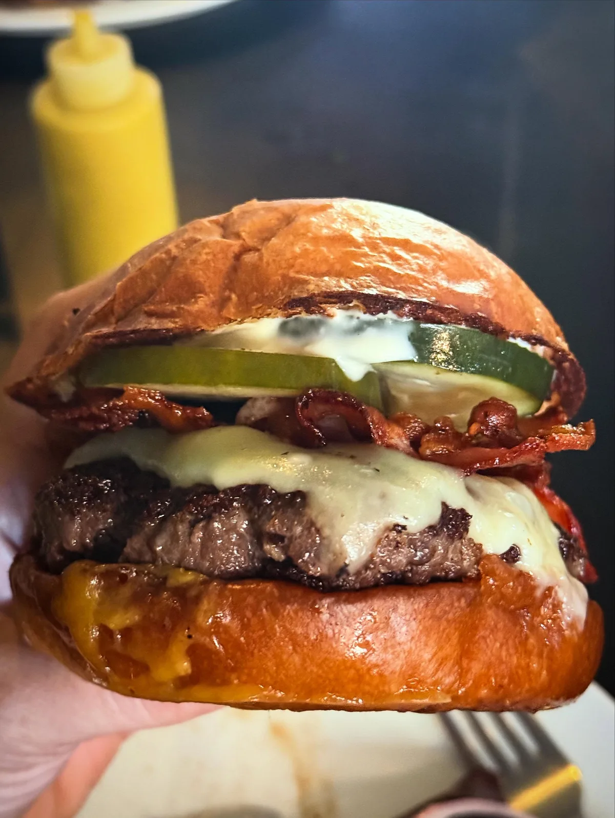 Hamburguesa Clásica de Pig’s Pearls con tocino, queso y papas