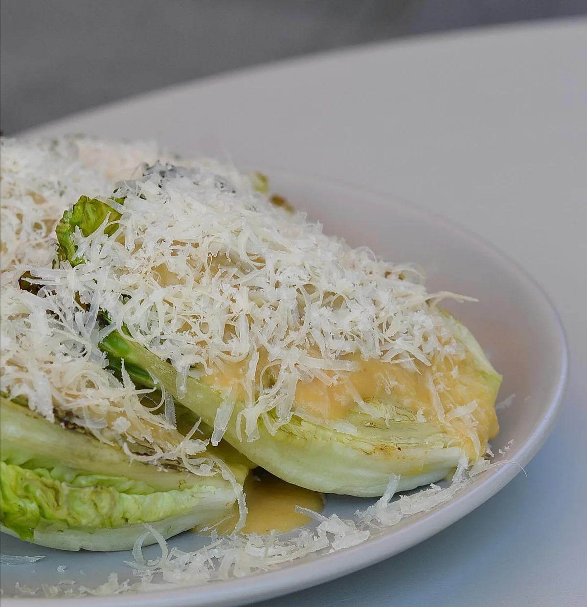 Lechugas al grill de Pig’s Pearls con queso rallado