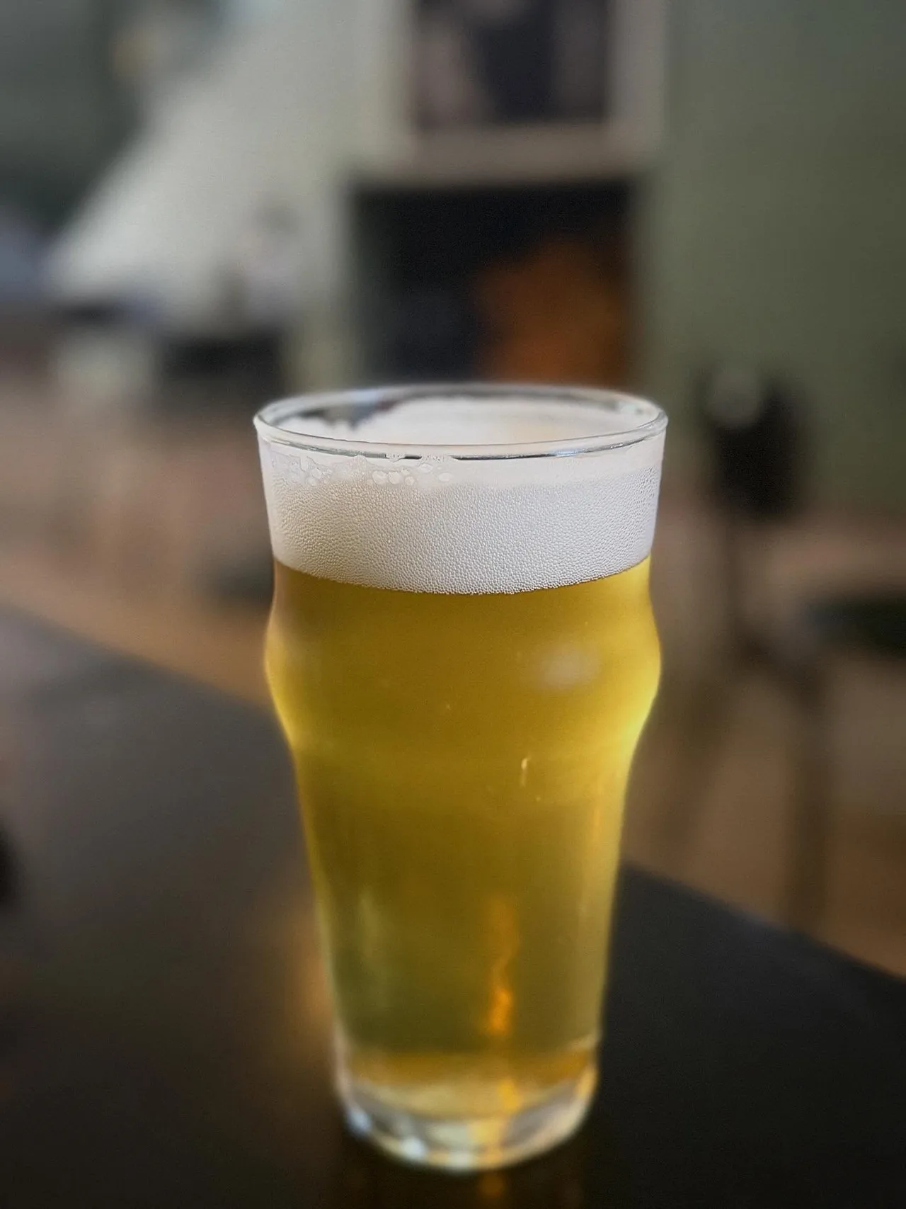 Cerveza de barril recién servida en Pig’s Pearls, con espuma y tonos dorados